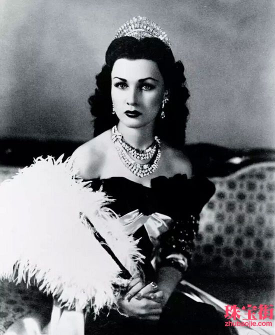 福兹娅公主佩戴着梵克雅宝制作的全套珠宝惊艳亮相