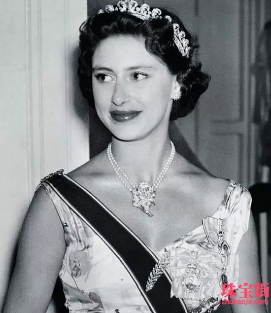 伊丽莎白二世女王的妹妹玛格利特公主曾经在20世纪60年代佩戴过卡地亚光环冠冕