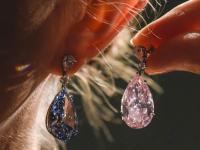 全球最贵钻石耳坠震撼亮相美到窒息 蓝粉双钻卖出近4亿天价