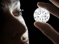 世上唯一超过 100 克拉且足色全美的圆形钻石 刷新拍卖纪录