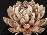 20多名工匠耗时6个月打造的莲花戒指 镶有6000颗钻石