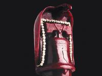 被雕刻成钟型的镶嵌钻石的红宝石——The Liberty Bell Ruby